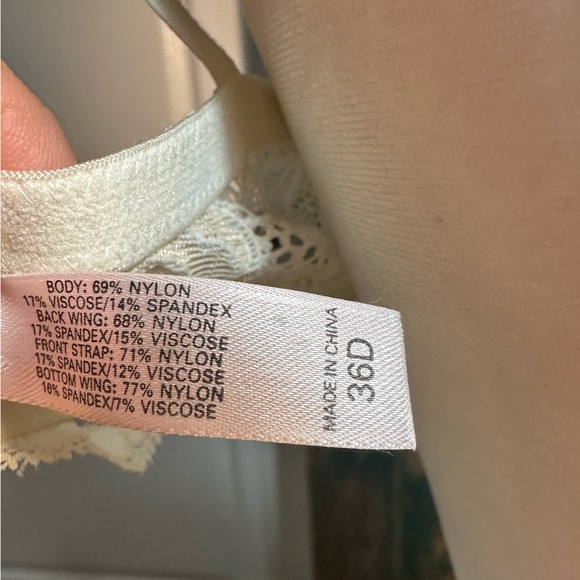 Vintage Victorias Secret
Cream Lace Bra size 36D - Picture 13 of 16